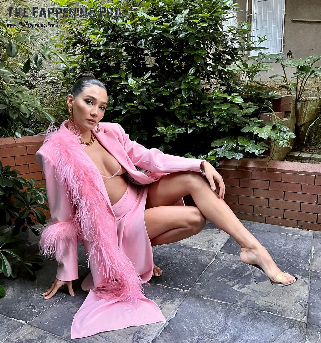 aybuke-pusat-feet-thefappeningpro-4 Aybuke Pusat Barefoot