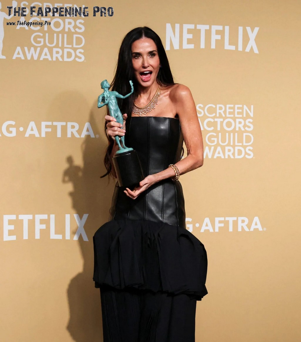 demi-moore-sexy-thefappeningpro-6 Demi Moore At Sag Awards 2025