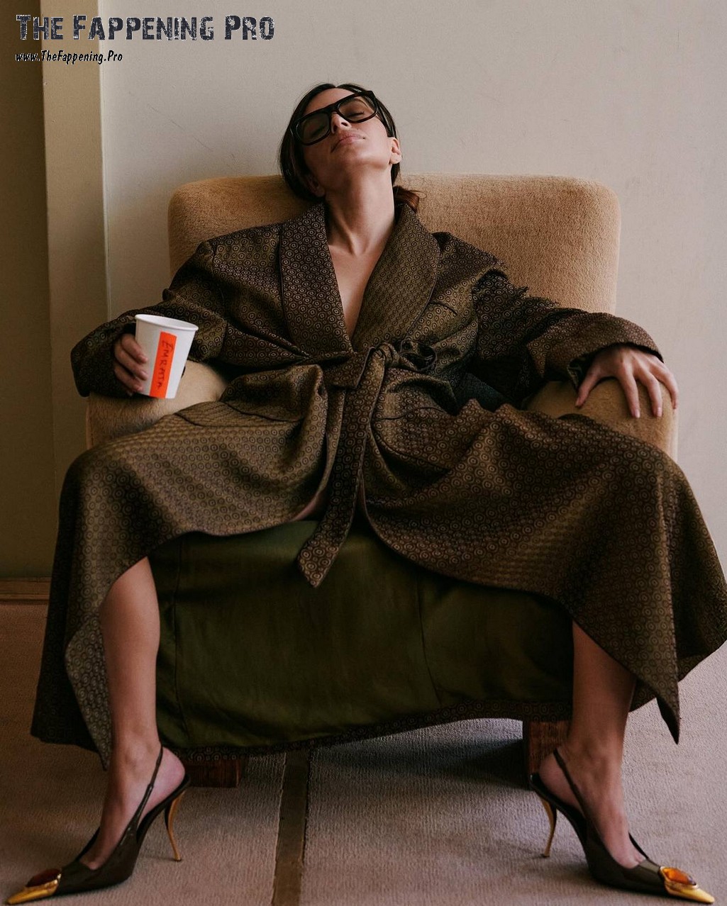 emily-ratajkowski-sexy-thefappeningpro-1 Emily Ratajkowski Split Legs Wide