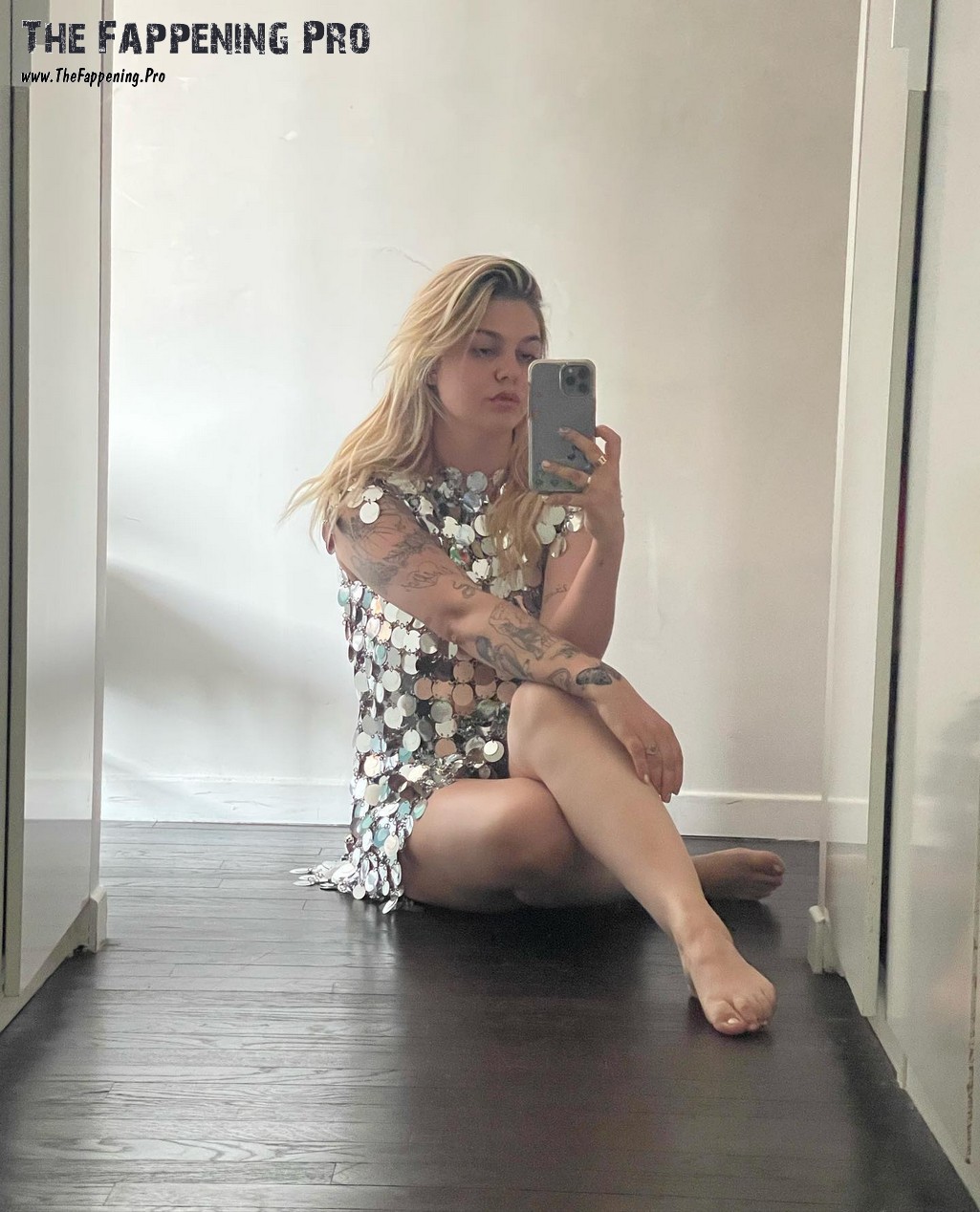 louane-emera-sexy-thefappeningpro-13 Louane Bare Feet On Selfie