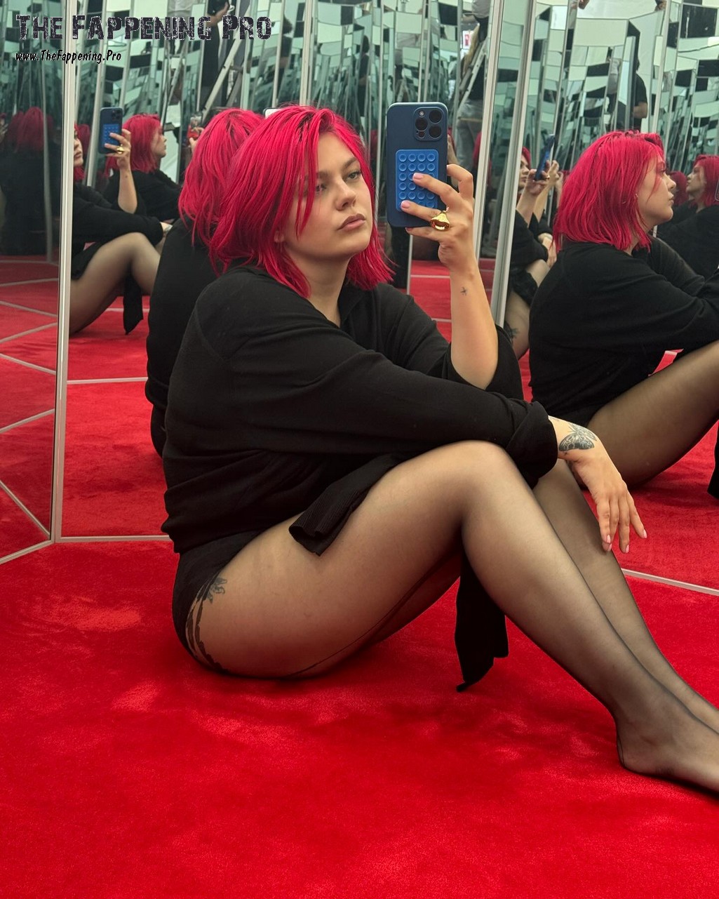 louane-emera-sexy-thefappeningpro-27 Louane's Sexy Legs In Pantyhose