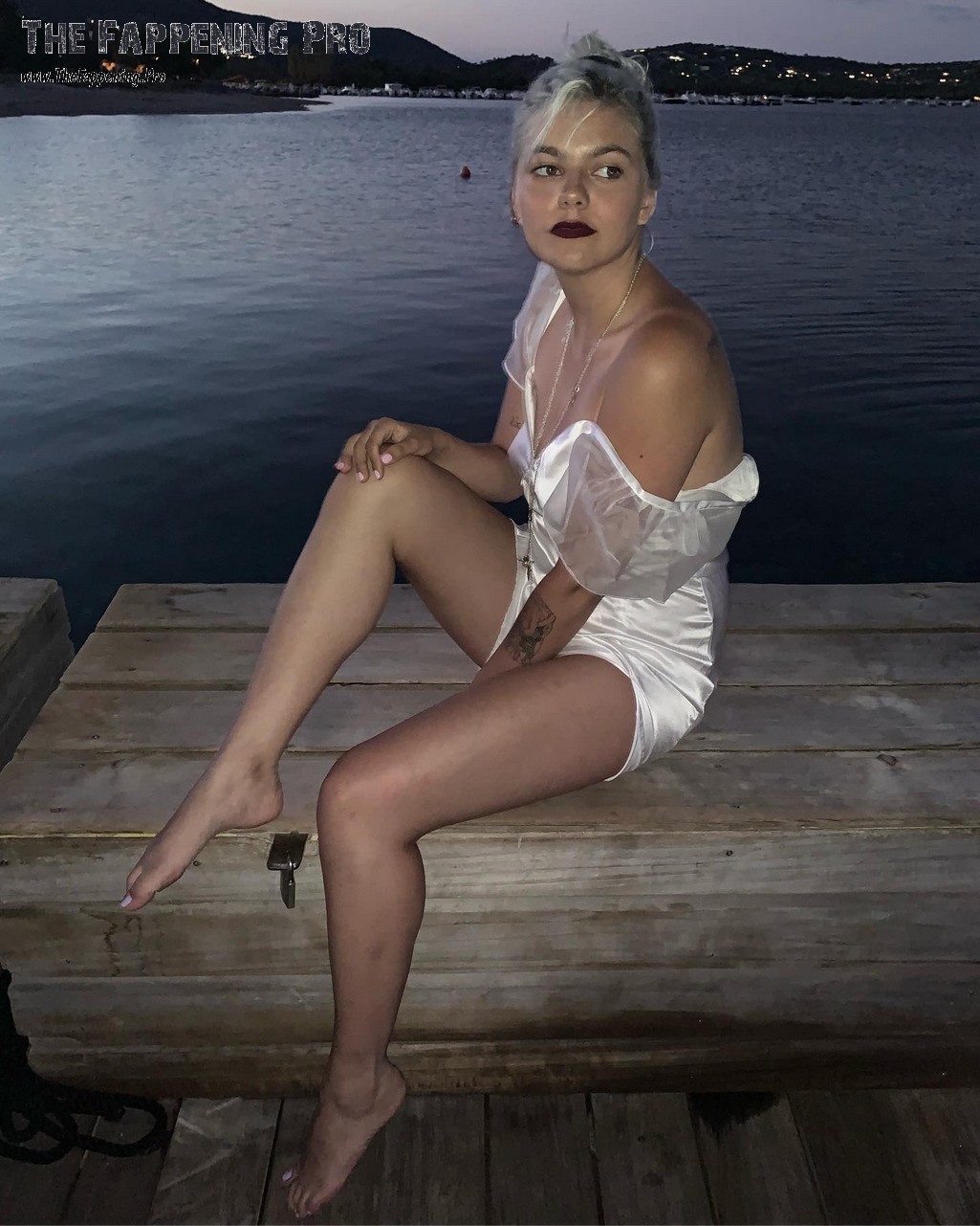louane-emera-sexy-thefappeningpro-6 Louane Feet