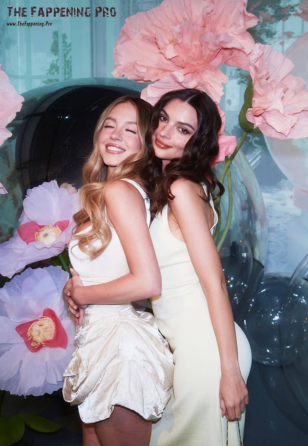 sydney-sweeney-and-emily-ratajkowski-sexy-thefappeningpro-18 sydney sweeney and emily ratajkowski sexy thefappeningpro 18