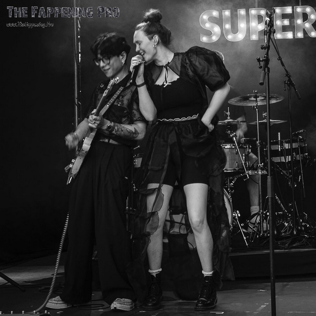 zoe-me-sexy-singer-thefappeningpro-5 Zoe Me Leggy