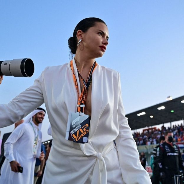 Adriana Lima Braless In Qatar (24 Photos) 8 Adriana Lima Braless 624x623 1