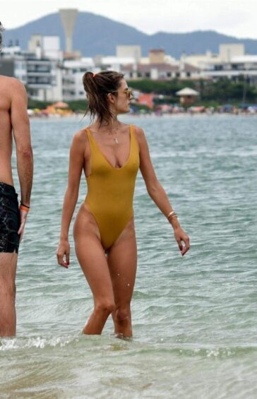 Alessandra Ambrosio Sexy Bikini Ass 01 624x969 1