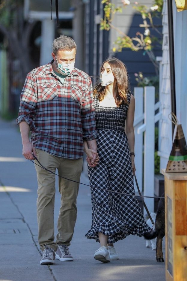 Ana de Armas And Ben Affleck On A Walk Wearing A Face Mask (40 Photos) 2 Ana de Armas And Ben Affleck TheFappening.Pro 17 624x936 1