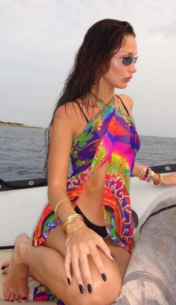 Bella Hadid Barefoot 624x1079 1