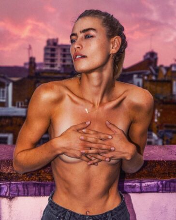 Blair Sinnott Topless Sexy 32 624x780 1