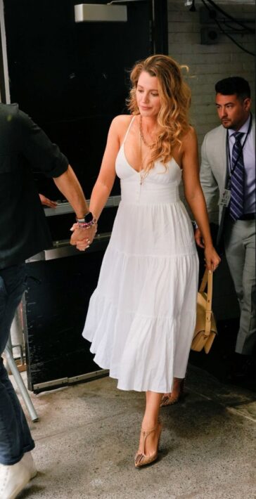 Blake Lively Cleavage TheFappening.Pro 10 624x1217 1