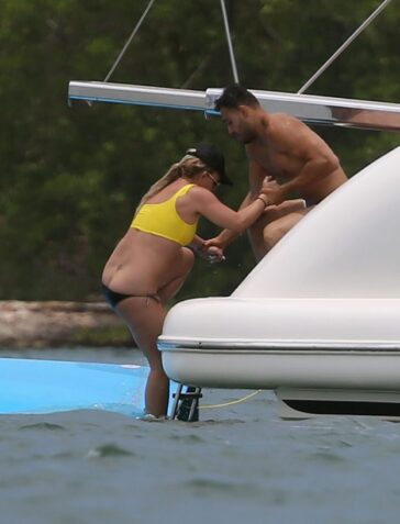 Britney Spears Fappening Sexy Bikini (53 Photos) 23 Britney Spears Sexy With Sam Asghari 43 624x817 1
