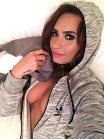 Demi Lovato Topless Leaked 624x832 1