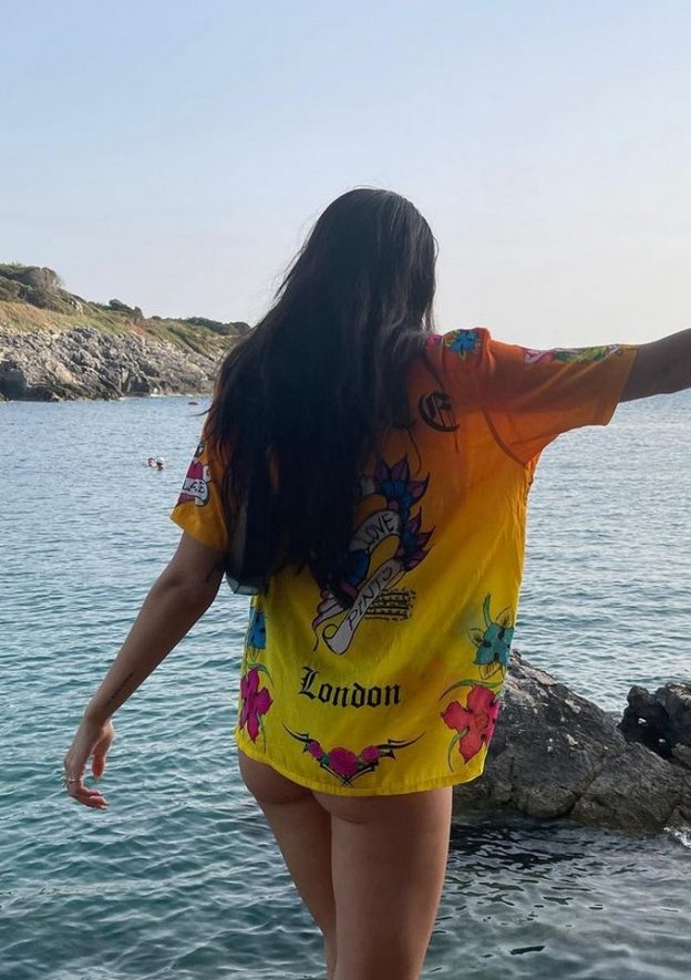 Dua Lipa Showed Her Naked Ass Under The Shirt 624x885 1