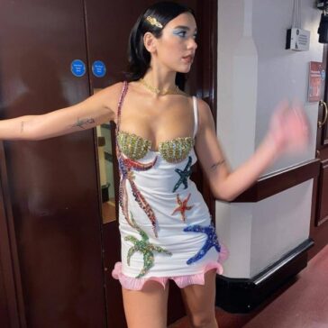 Dua Lipa Sexy In A Versace Mini Dress (15 Photos) 8 Dua Lipas Sexy Versace Dress At AMA 2020 TheFappening.Pro 5 624x624 1