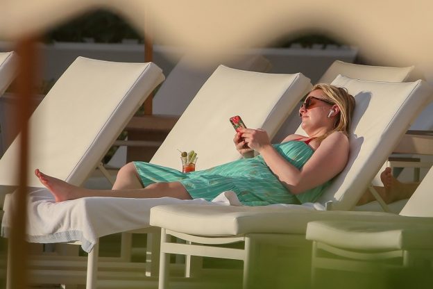 Elisabeth Moss Sexy TheFappening.Pro 7 624x416 1