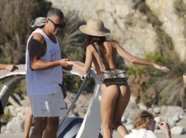 Emily Ratajkowski Gigi Hadid Ass TheFappening.pro 1 624x461 1