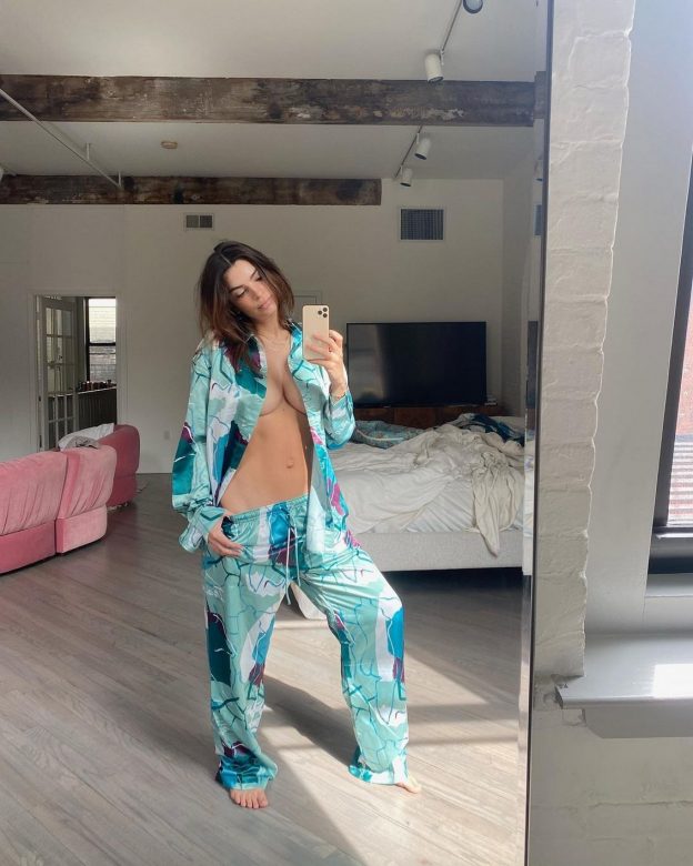 Emily Ratajkowski Sexy 11 Days After Pregnancy 624x780 1