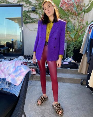 Gal Gadot Tight Leggings And Ugg Slippers TheFappening.Pro 2 624x780 1