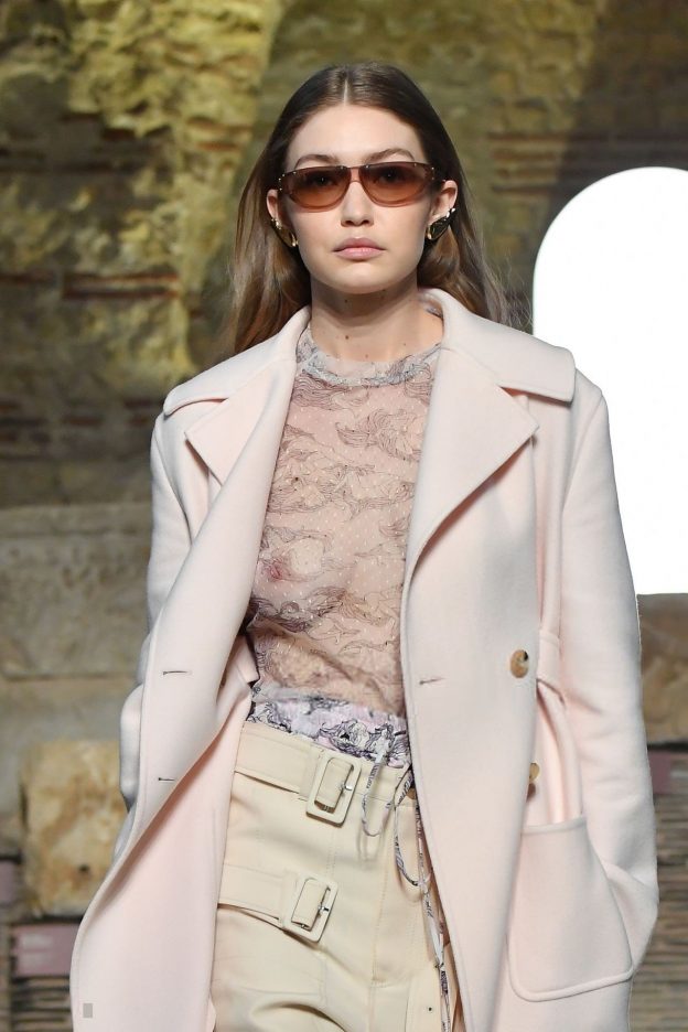 Gigi Hadid Topless 2019 3 624x936 1