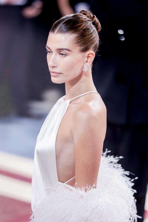 Hailey Bieber Braless TheFappening.pro 2 624x935 1