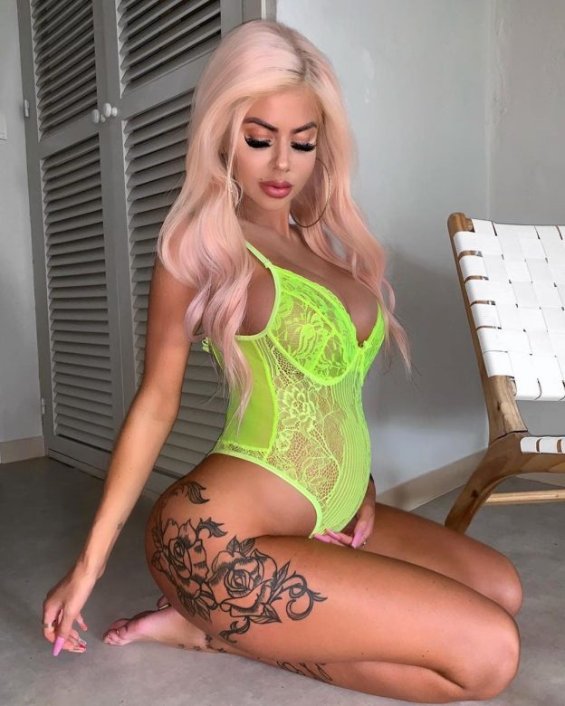 Hannah Elizabeth Pregnant Sexy 20 624x780 1