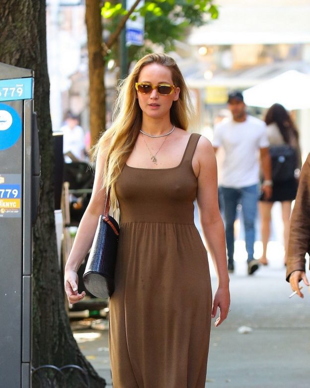 Jennifer Lawrence Braless TheFappening.Pro 12 624x780 1