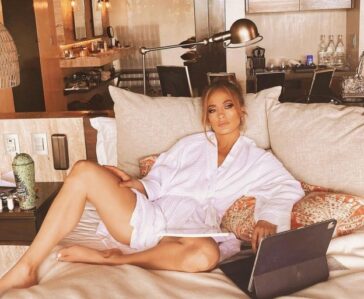 Jennifer Lopez Barefeet At Home TheFappening.Pro 2 624x513 1