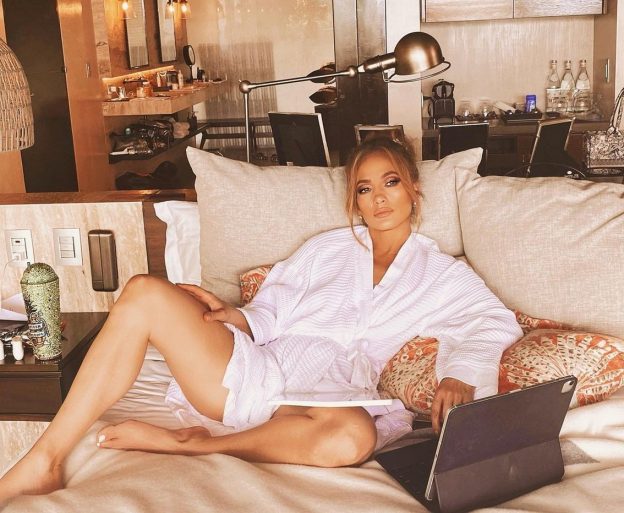 Jennifer Lopez Barefeet At Home TheFappening.Pro 2 624x513 1