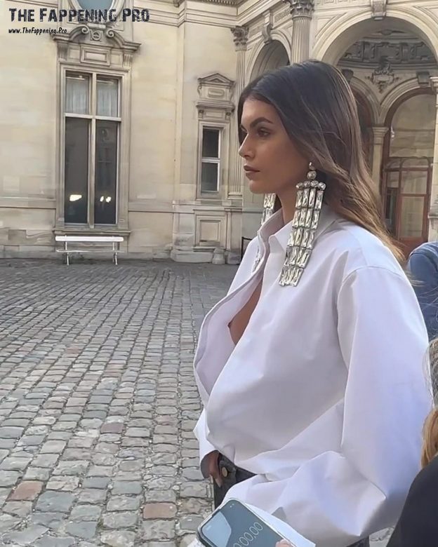 Kaia Gerber’s Tits At alentino Haute Couture Show (6 Photos) 6 Kaia Gerber Nude TheFappening.Pro 5 624x780 1