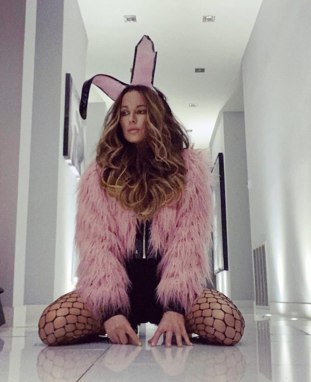 Kate Beckinsale Hot (3 Photos) 13 Kate Beckinsale Hot TheFappening.Pro 2 624x766 1