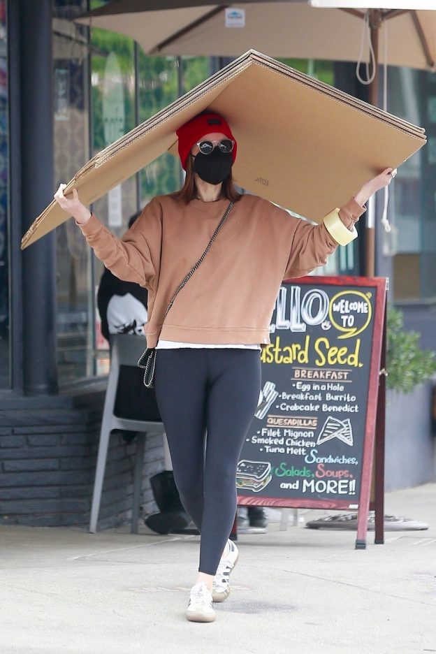 Kate Mara In Leggings TheFappening.Pro 2 624x936 1