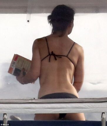 Katie Holmes Sexy Bikini 2 624x737 1