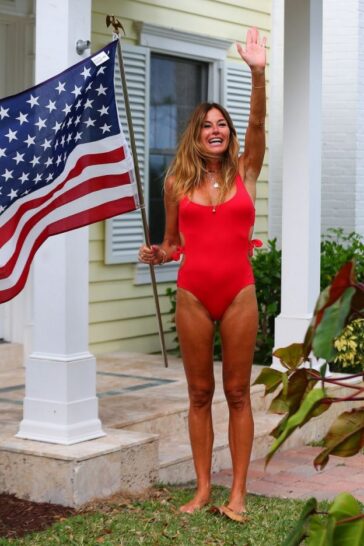 Kelly Bensimon Sexy (35 Photos) 5 Kelly Bensimon Sexy During COVID 19 TheFappening.pro 7 624x936 1