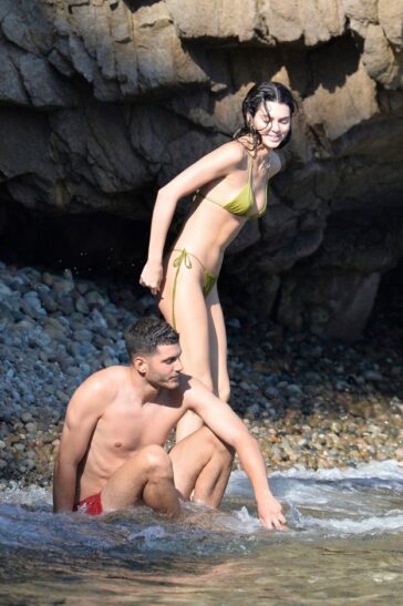 Kendall Jenner Bikini In Ponza (43 Paparazzi Photos) 32 Kendall Jenner Bikini In Ponza TheFappening.Pro 1 624x937 1