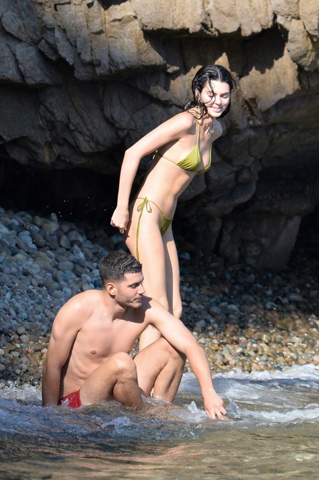 Kendall Jenner Bikini In Ponza TheFappening.Pro 1 624x937 1