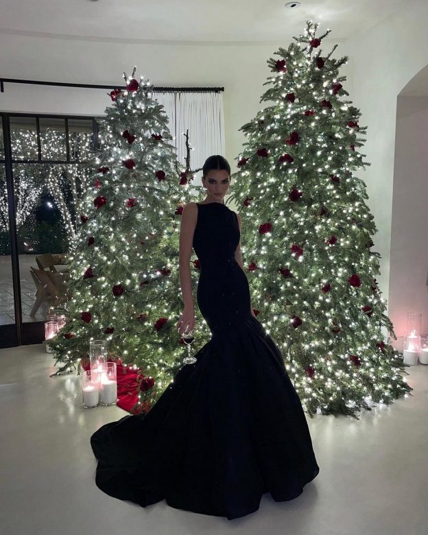 Kendall Jenner Sexy In Carolina Herrera Christmas Dress TheFappening.Pro 1 624x780 1