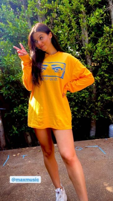 Kira Kosarin Sexy Legs In Yellow T Shirt TheFappeningPro 624x1109 1
