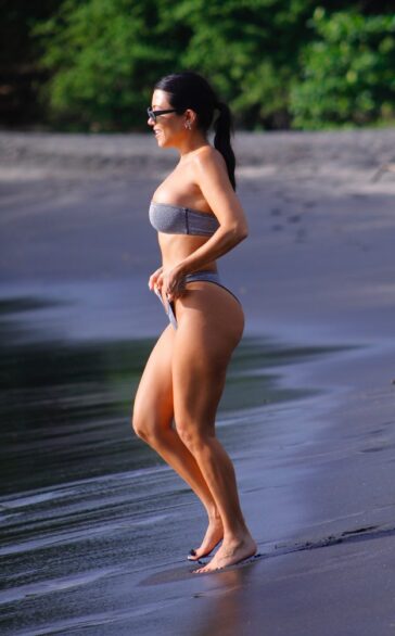 Kourtney Kardashian Sexy Vacation In Costa Rica (27 Photos) 25 Kourtney Kardashian Sexy in Costa Rica 27 624x1004 1