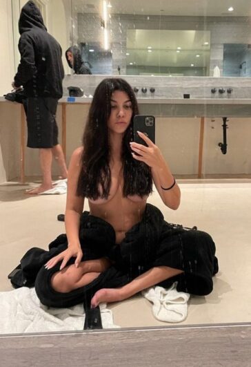 Kourtney Kardashian Topless 624x911 1