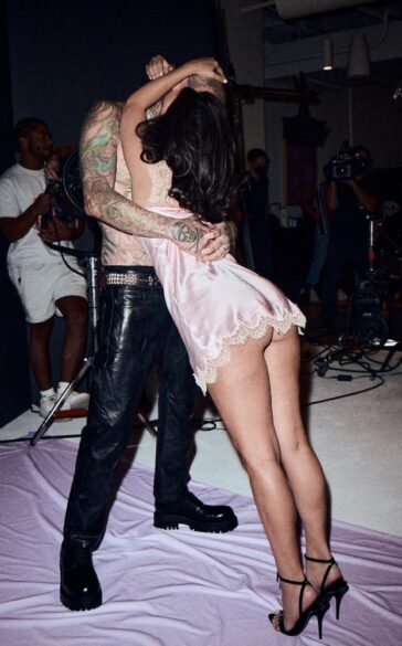 Kourtney Kardashian Upskirt TheFappening.Pro 6 624x1003 1