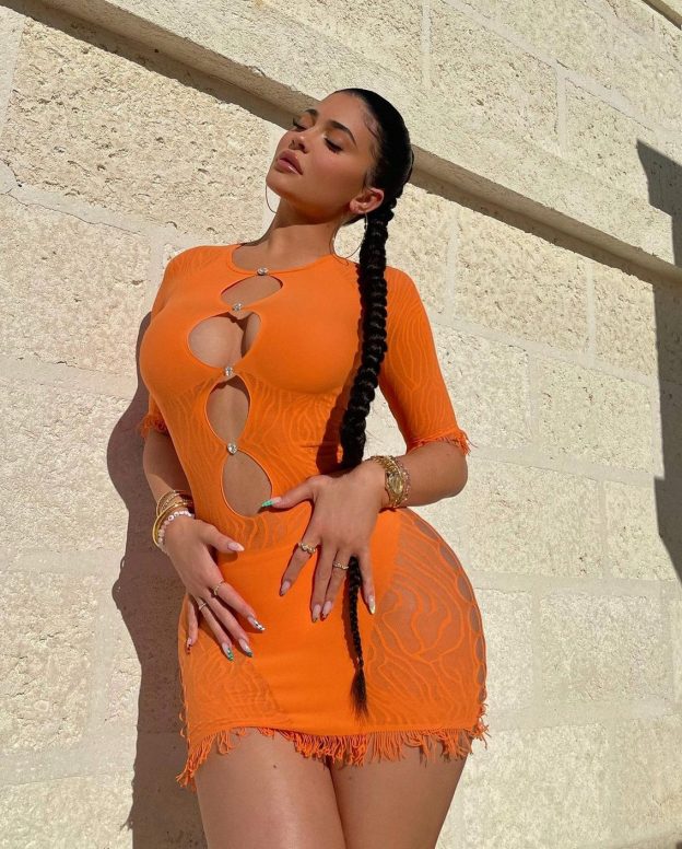 Kylie Jenner Sexy In Orange Dress TheFappening.Pro 2 624x776 1