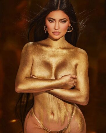Kylie Jenner Topless In Gold Makeup TheFappening.Pro 1 624x780 1