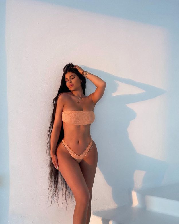 Kylie Jenners Extremely Wide Hips In A Peach Bikini TheFappening.Pro 2 624x780 1