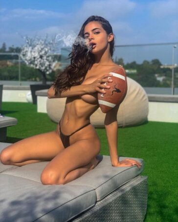 Lady Amelia Topless And Sexy (34 Photos) 20 Leidy Amelia Topless Sexy 21 624x780 1