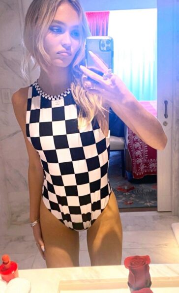 Lily Rose Depp Hot Selfie TheFappening.Pro 4 624x1021 1