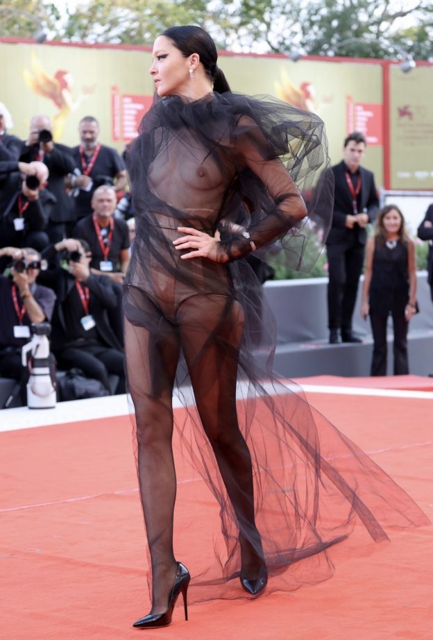 Mariacarla Boscono Topless Venice 2022 TheFappening.Pro 2 624x922 1