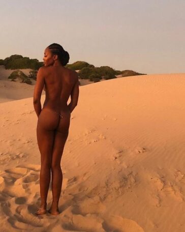 Naomi Campbell Nude Backstage 1