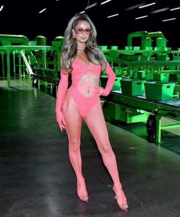 Paris Hilton Sexy At Rihannas Savage X Fenty Show 624x751 1