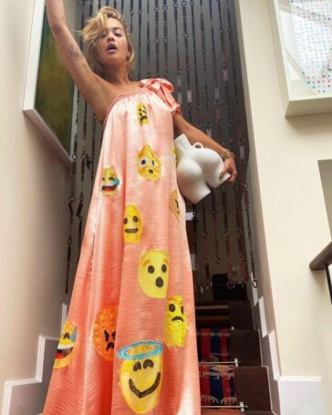 Rita Ora Sexy In A Funny Dress (2 Photos) 10 Rita Ora In A Funny Dress With An Emoji By Viktor Rolf TheFappening Pro 2 624x780 1