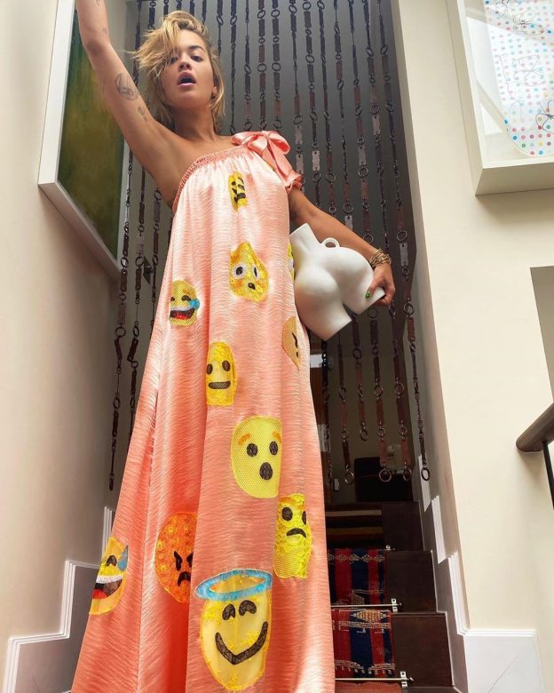 Rita Ora Sexy In A Funny Dress (2 Photos) 5 Rita Ora In A Funny Dress With An Emoji By Viktor Rolf TheFappening Pro 2 624x780 1
